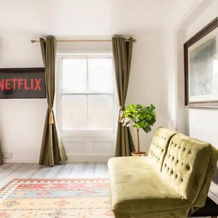 Victorian Style Apartment W/ Four-Poster Bed In Camden Town Лондон Екстериор снимка