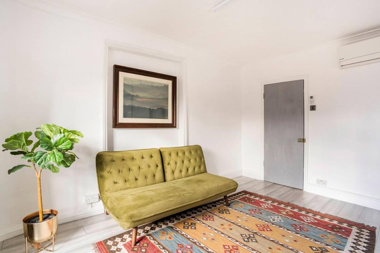 Victorian Style Apartment W/ Four-Poster Bed In Camden Town Лондон Екстериор снимка